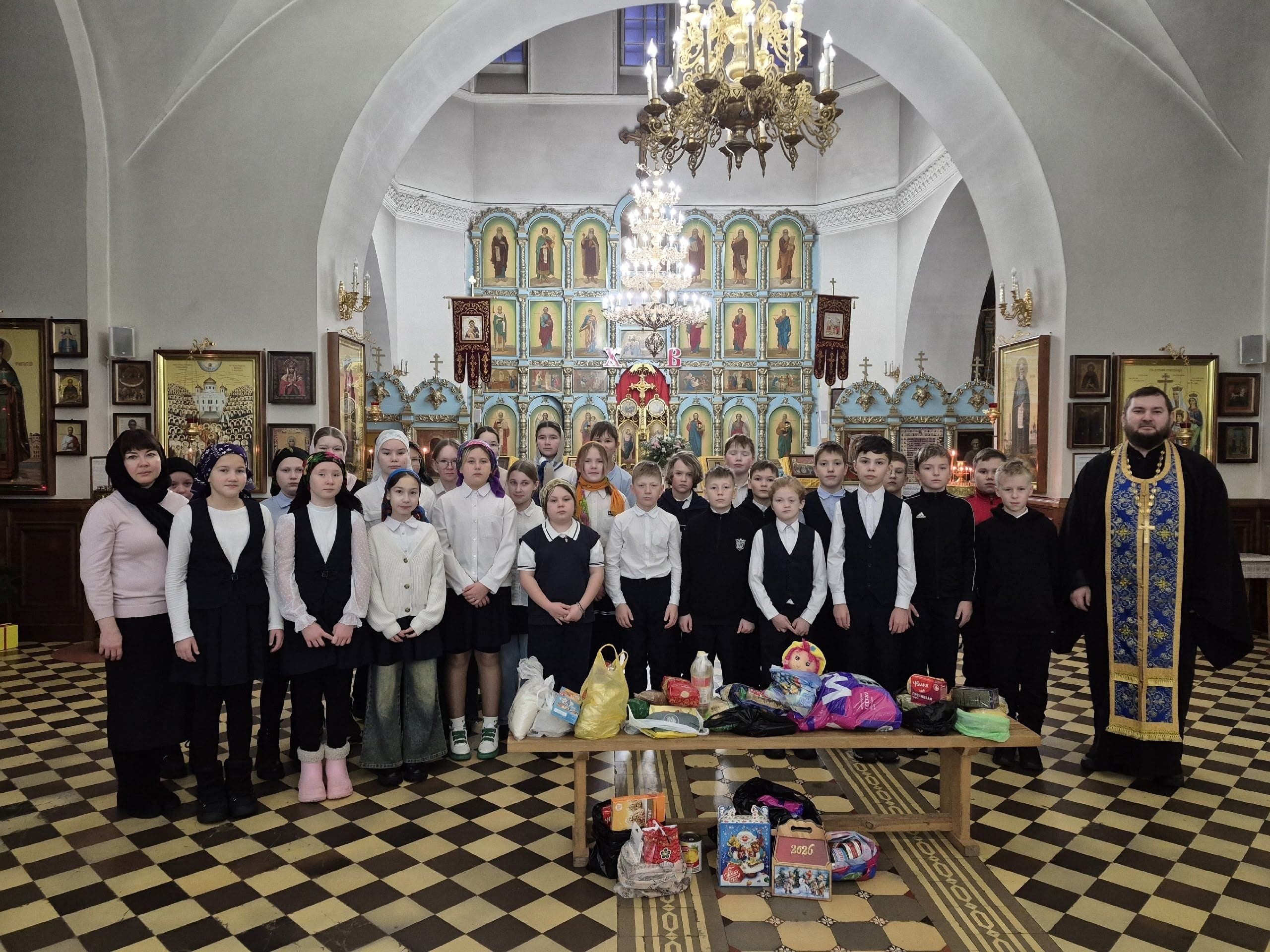 8 декабря в рамках «Недели добра»  учащиеся 5 «б» класса МБОУ «Игринская СОШ №1» передали продукты питания для нуждающихся людей