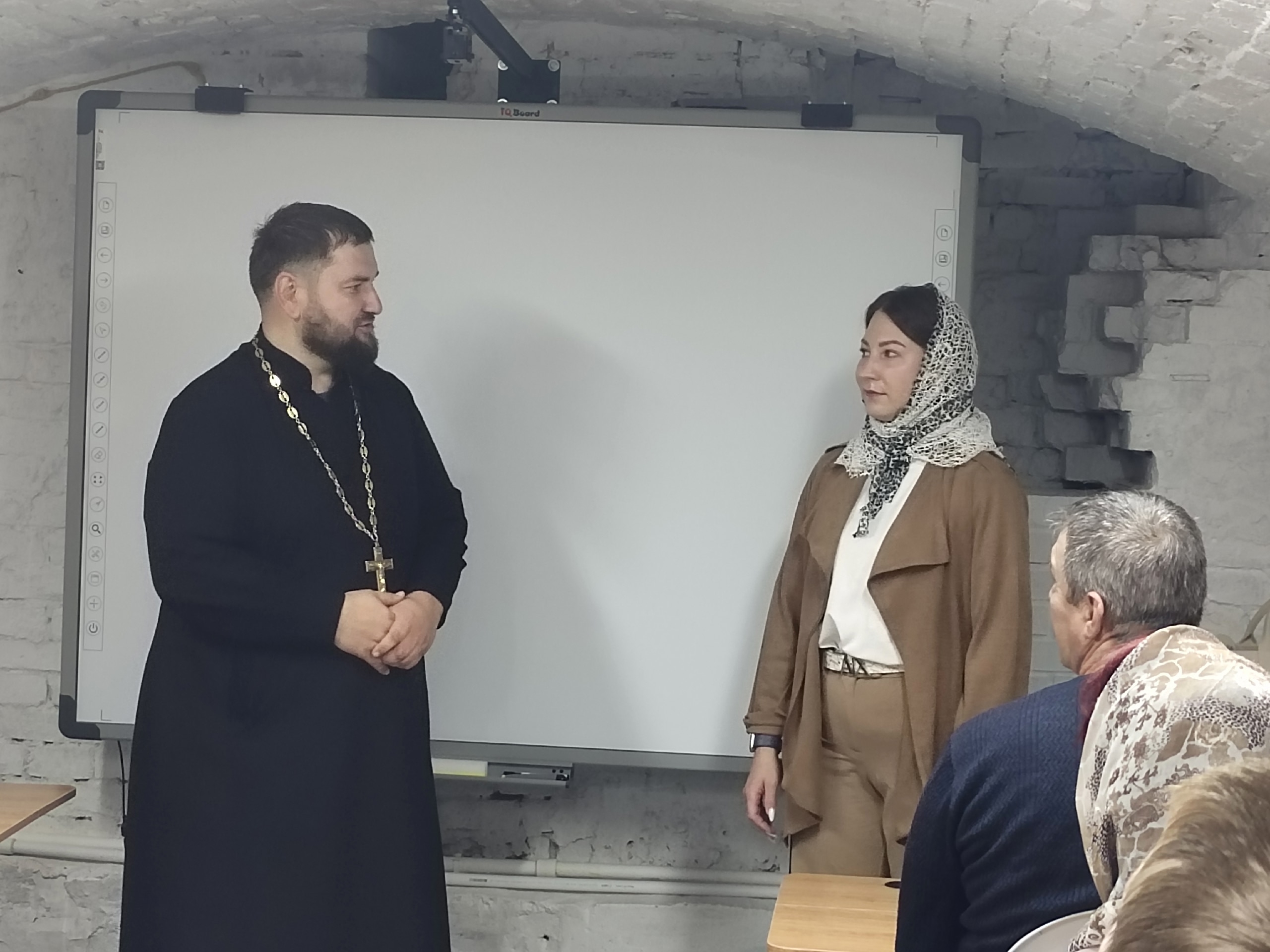 23 августа в службе помощи "ДОБРЫЕ РУКИ" при храме Иоанна Богослова п.Игра, прошла встреча с юристом по административно-гражданским делам — Аликой Владимировной Пивоваровой