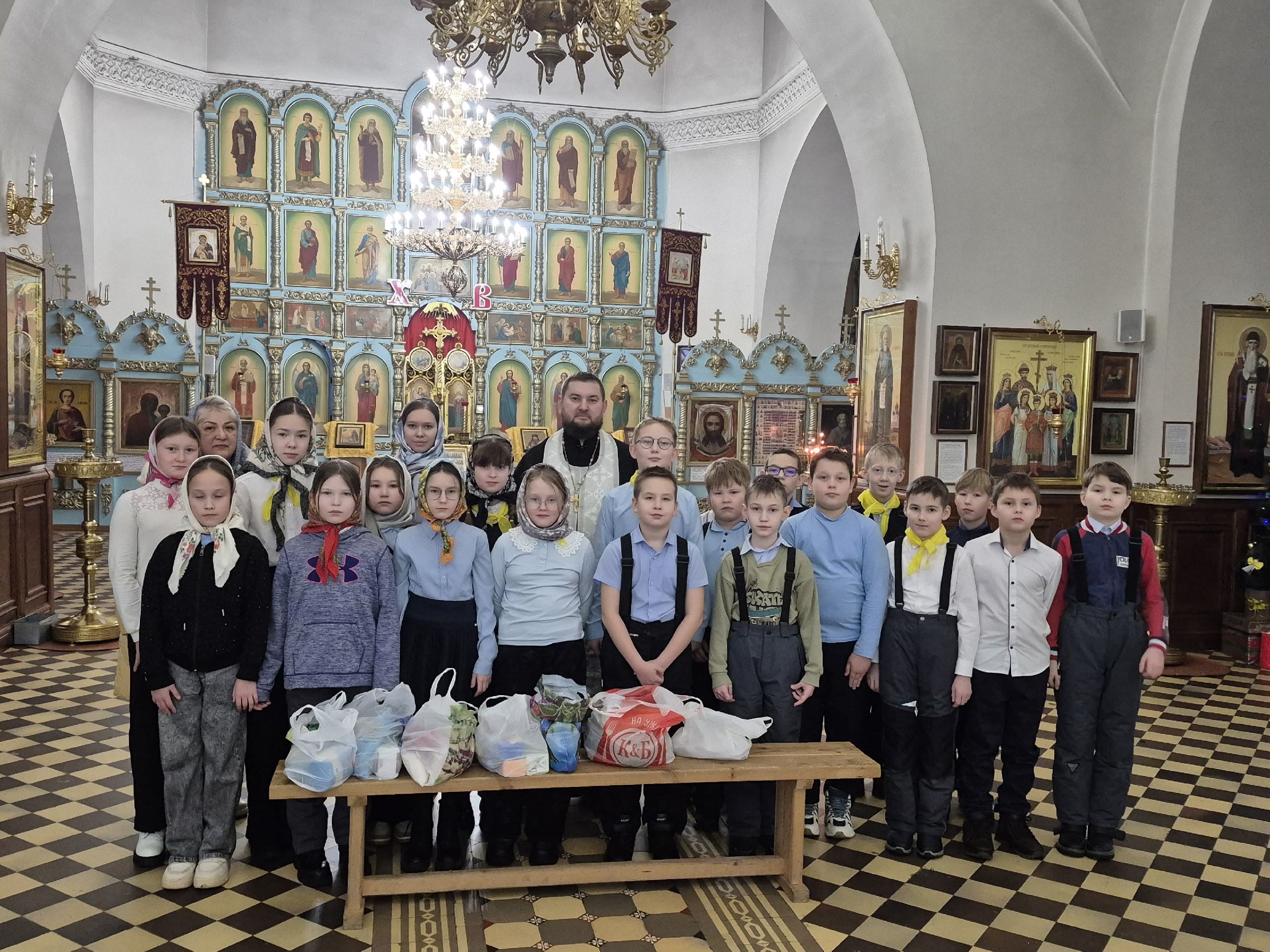 16 декабря в рамках продолжения «Недели добра», приуроченной к Международному дню добровольцев, учащиеся 4 «в» класса МБОУ «Игринская СОШ №1» передали продукты питания для нуждающихся людей