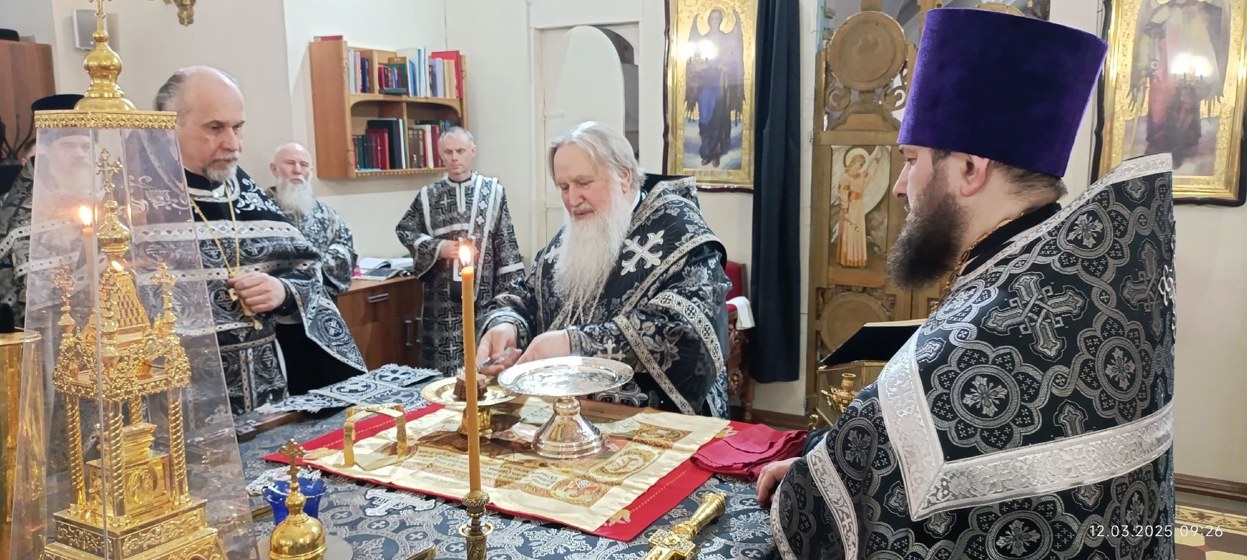 Виктор Епископ Глазовский и Игринский совершил литургию Преждеосвященных Даров в храме Иоанна Богослова п. Игра