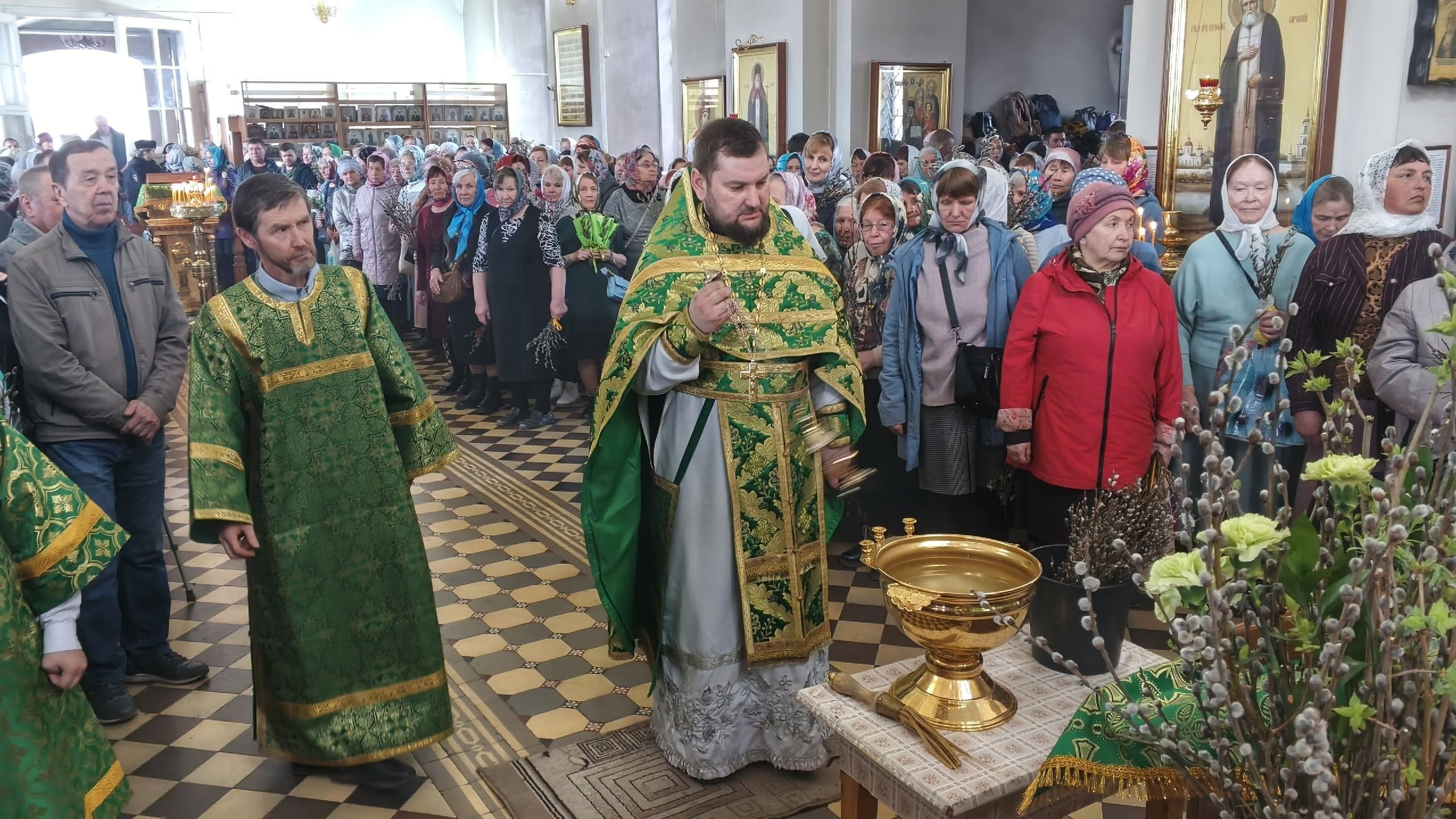 5 апреля в день празднования Входа Господня во Иерусалим (вербное воскресение) в храме святого апостола Иоанна Богослова п.Игра прошла Божественная литургия и освящение вербы