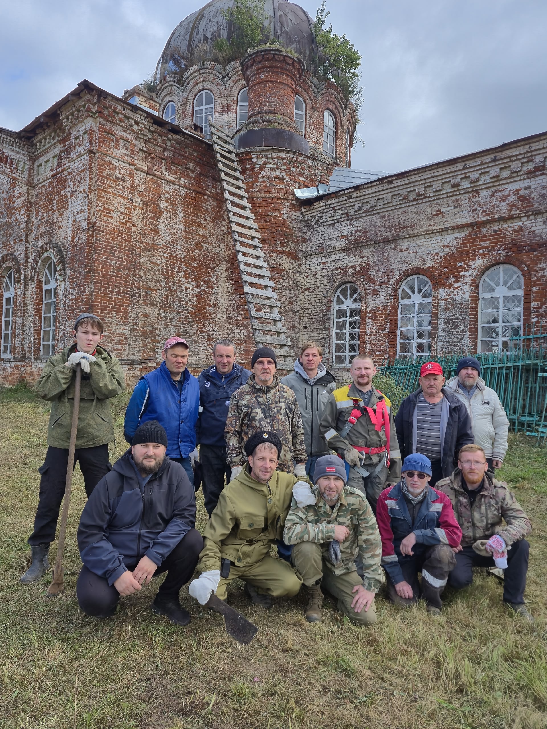 30 августа прихожане храма святого апостола Иоанна Богослова п.Игра отправились на помощь местным жителям д.Большая Пурга Игринского района по очищению травы, деревьев в храме Покрова Божией Матери