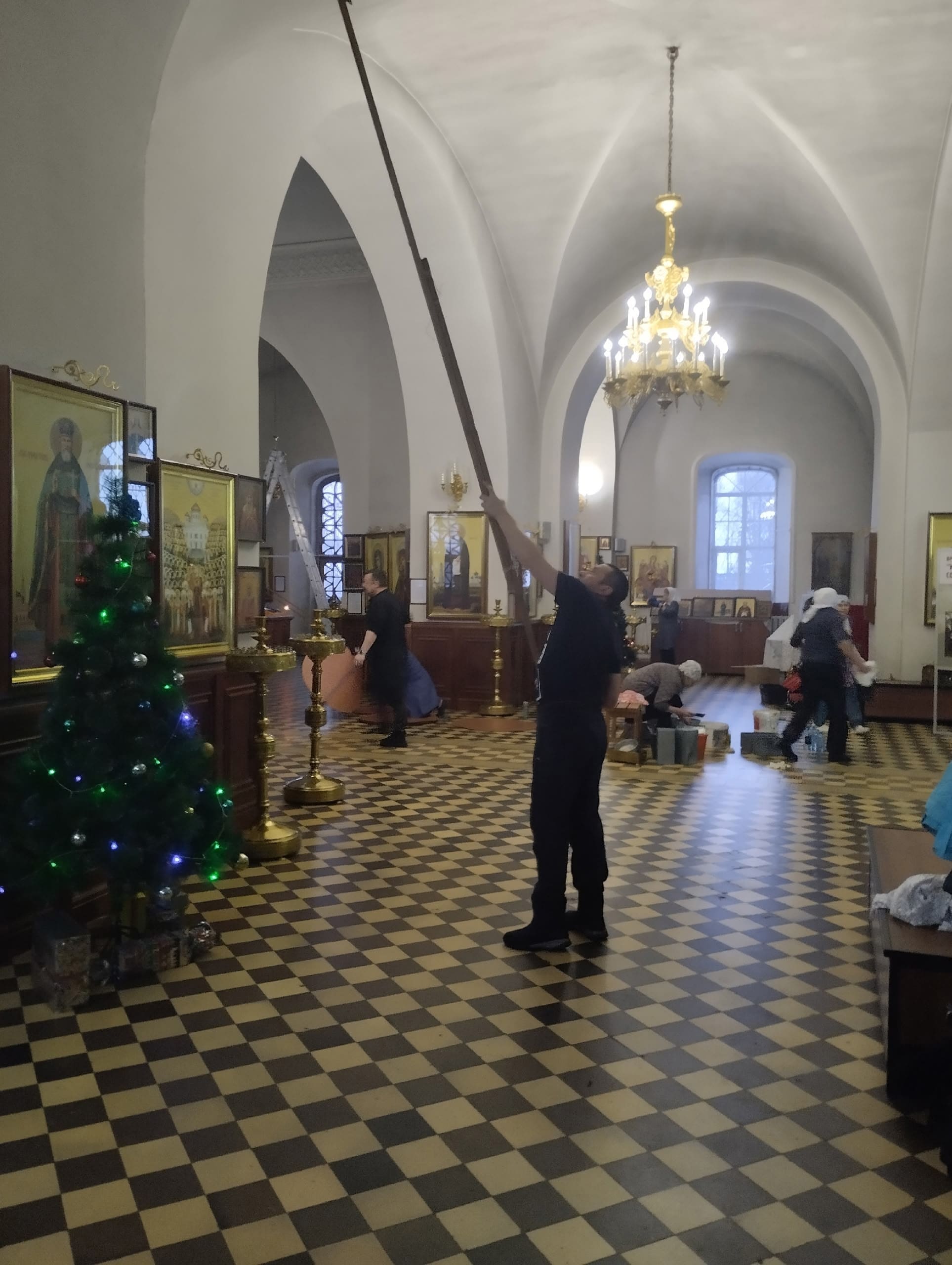 Предрождественская уборка в храме Иоанна Богослова