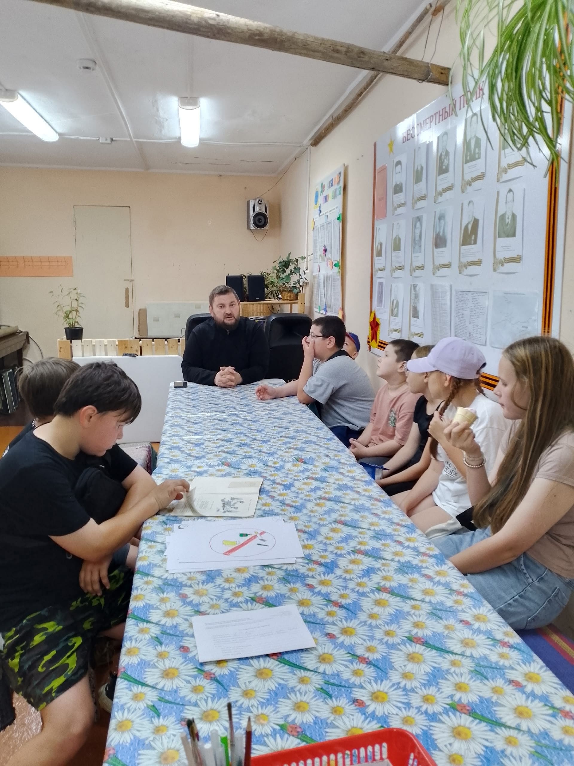 22 июня 2026 года в годовщину начала Великой Отечественной войны, настоятель храма Иоанна Богослова п. Игра иерей Антоний Антонов посетил детскую площадку "Планета детства" д.Кузьмовыр