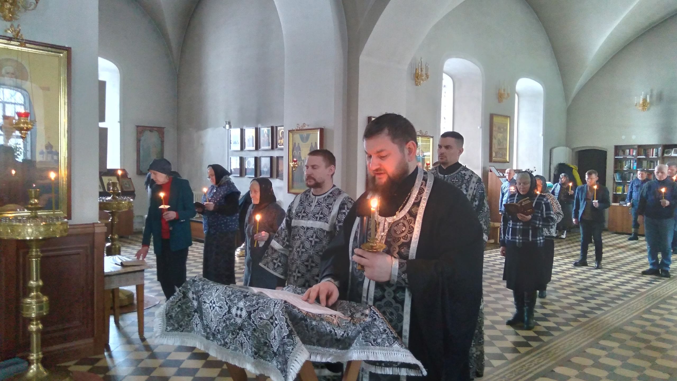23 февраля 2026 года, в понедельник первой седмицы Великого поста, настоятель храма иерей Антоний Антонов совершил великое повечерие в храме Иоанна Богослова п. Игра