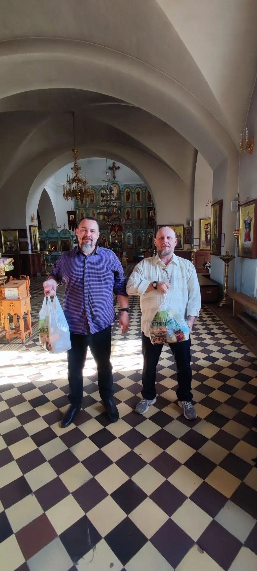 15 октября Приход храма оказал благотворительную помощь продуктами питания просителям