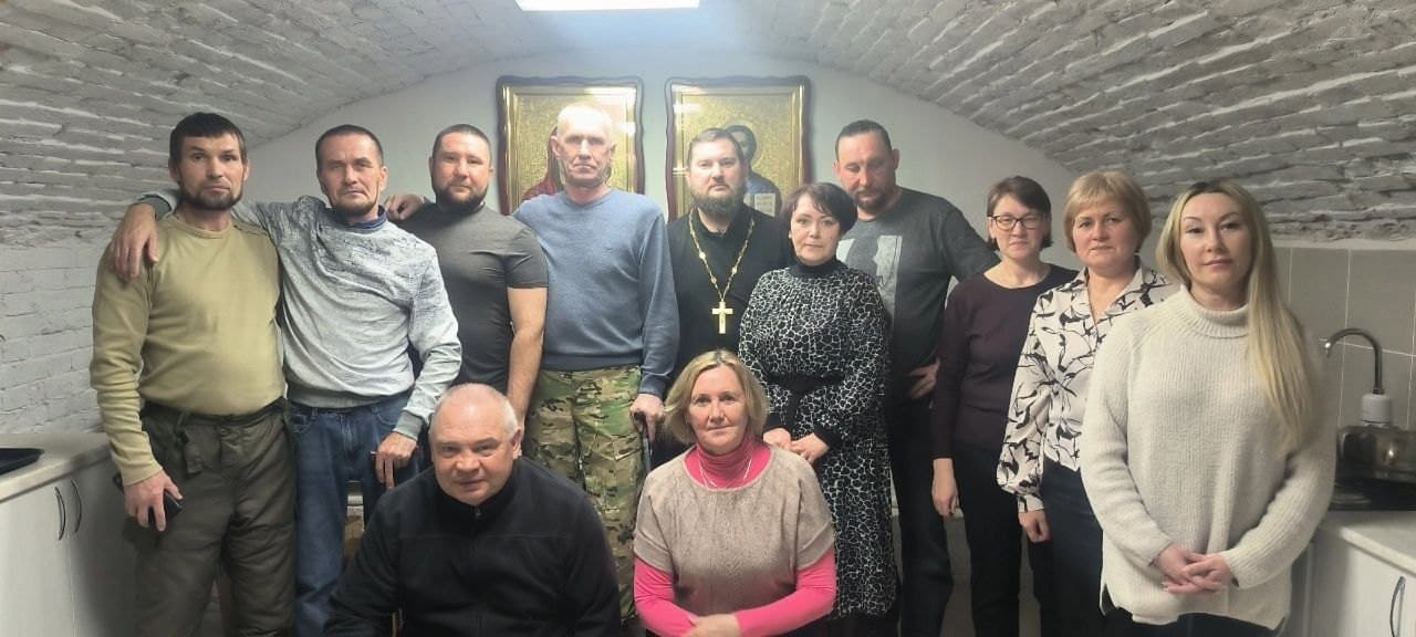 26 февраля 2025 года в благотворительной столовой "ДОБРО" за масленичным чаепитием состоялась встреча ветеранов СВО и волонтёров, доставляющих гуманитарную помощь на фронт
