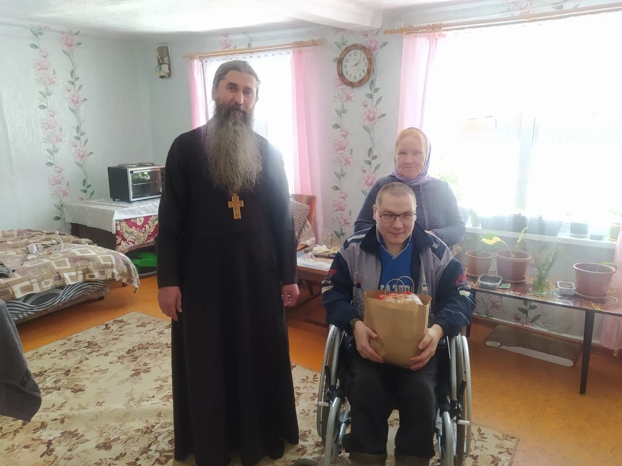9 апреля иерей Вадим Агафонов выезжал с благотворительной помощью в ТО "Лозинский"