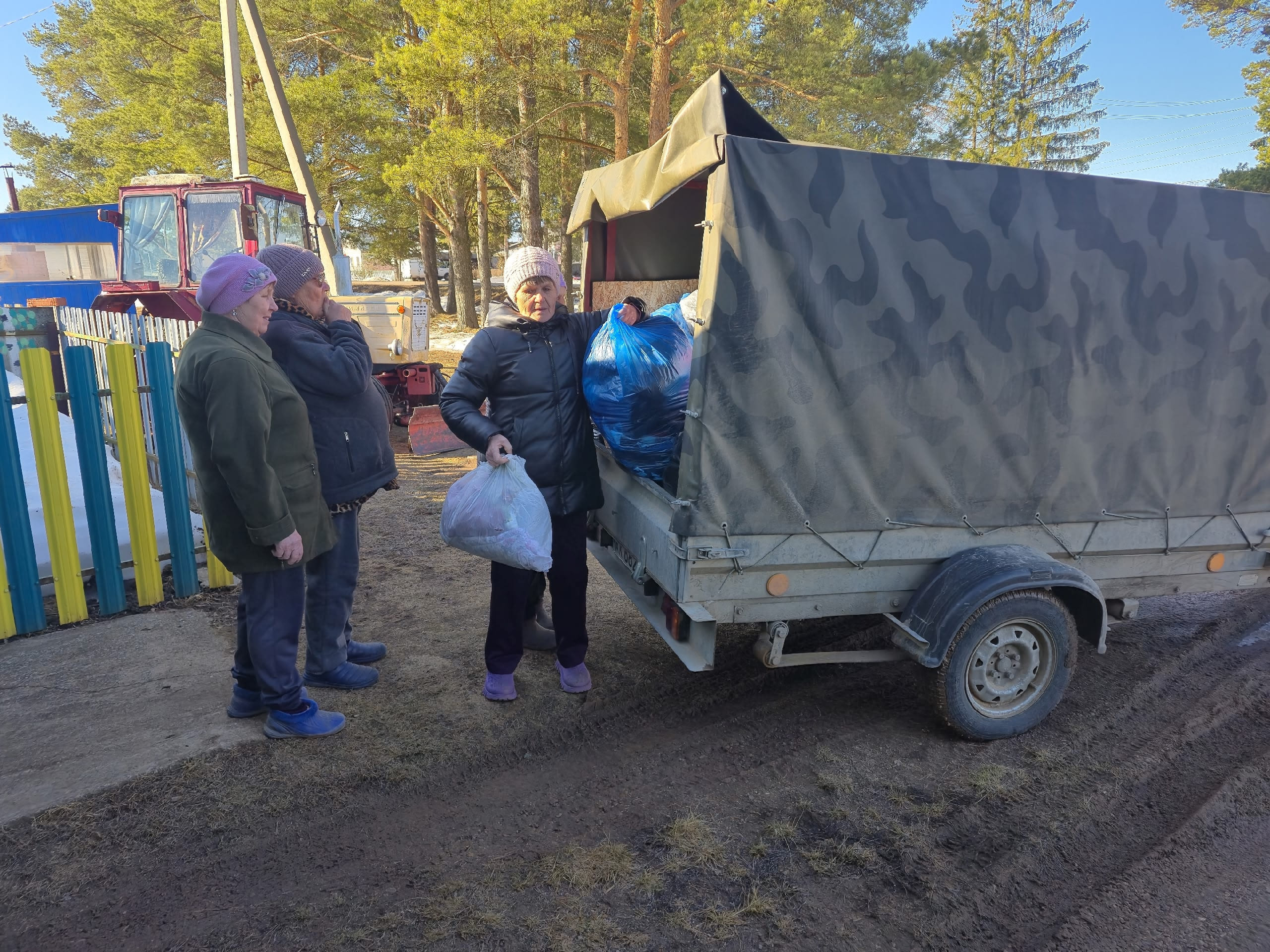 1 апреля Приход храма святого апостола Иоанна Богослова оказал благотворительную помощь - вещами нуждающимся людям