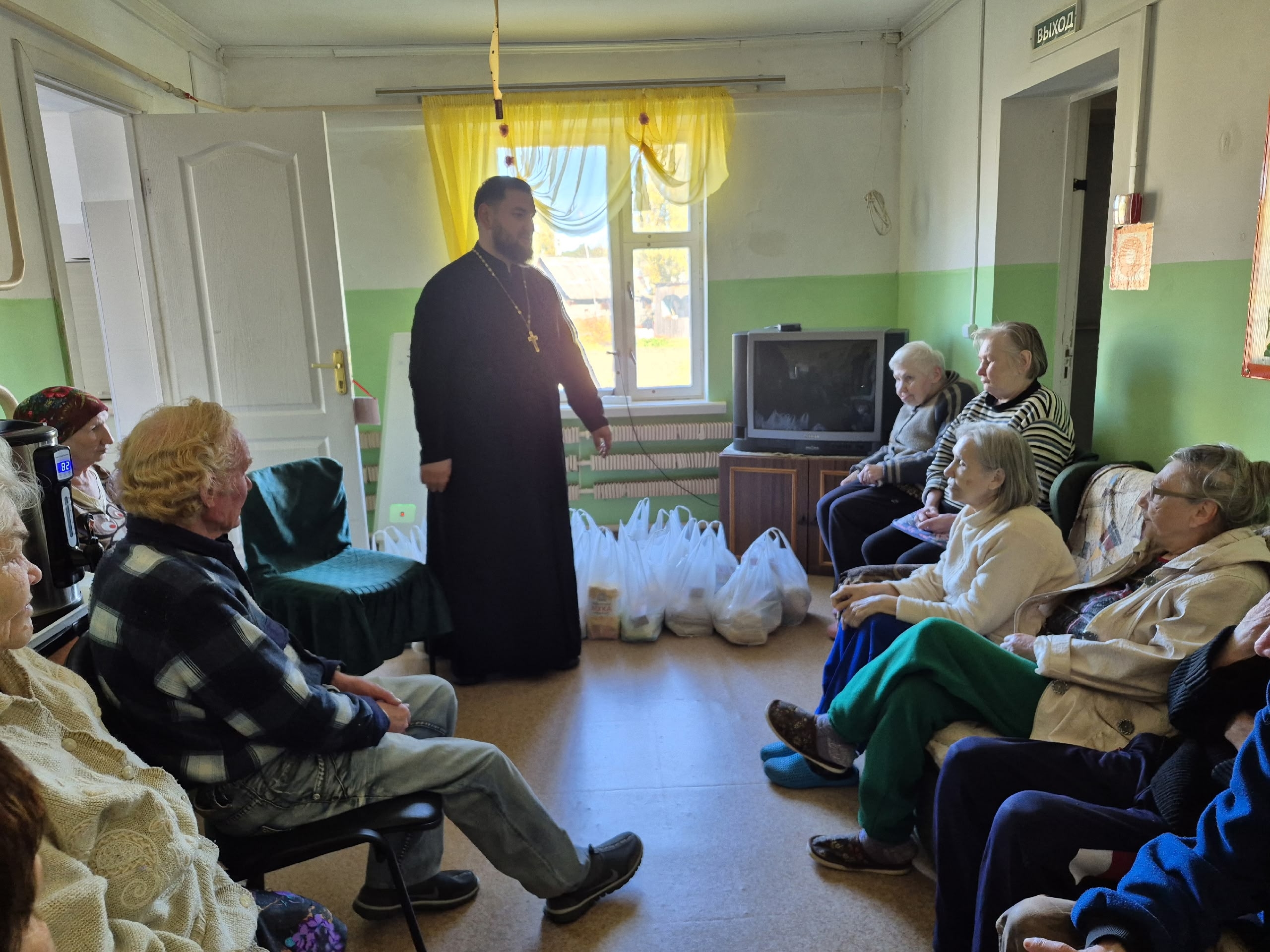 Приход храма апостола Иоанна Богослова передал благотворительную помощь одиноким людям в селе Малягурт