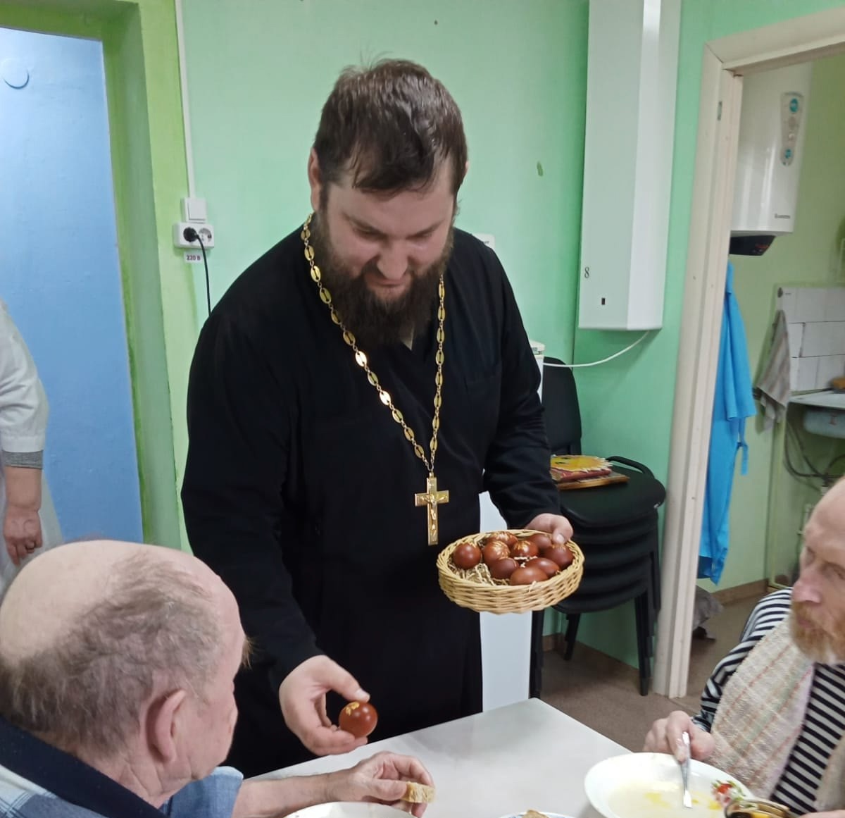 Иерей Антоний Антонов посетил отделение социально-реабилитационного обслуживания для граждан пожилого возраста и инвалидов в с.Менил