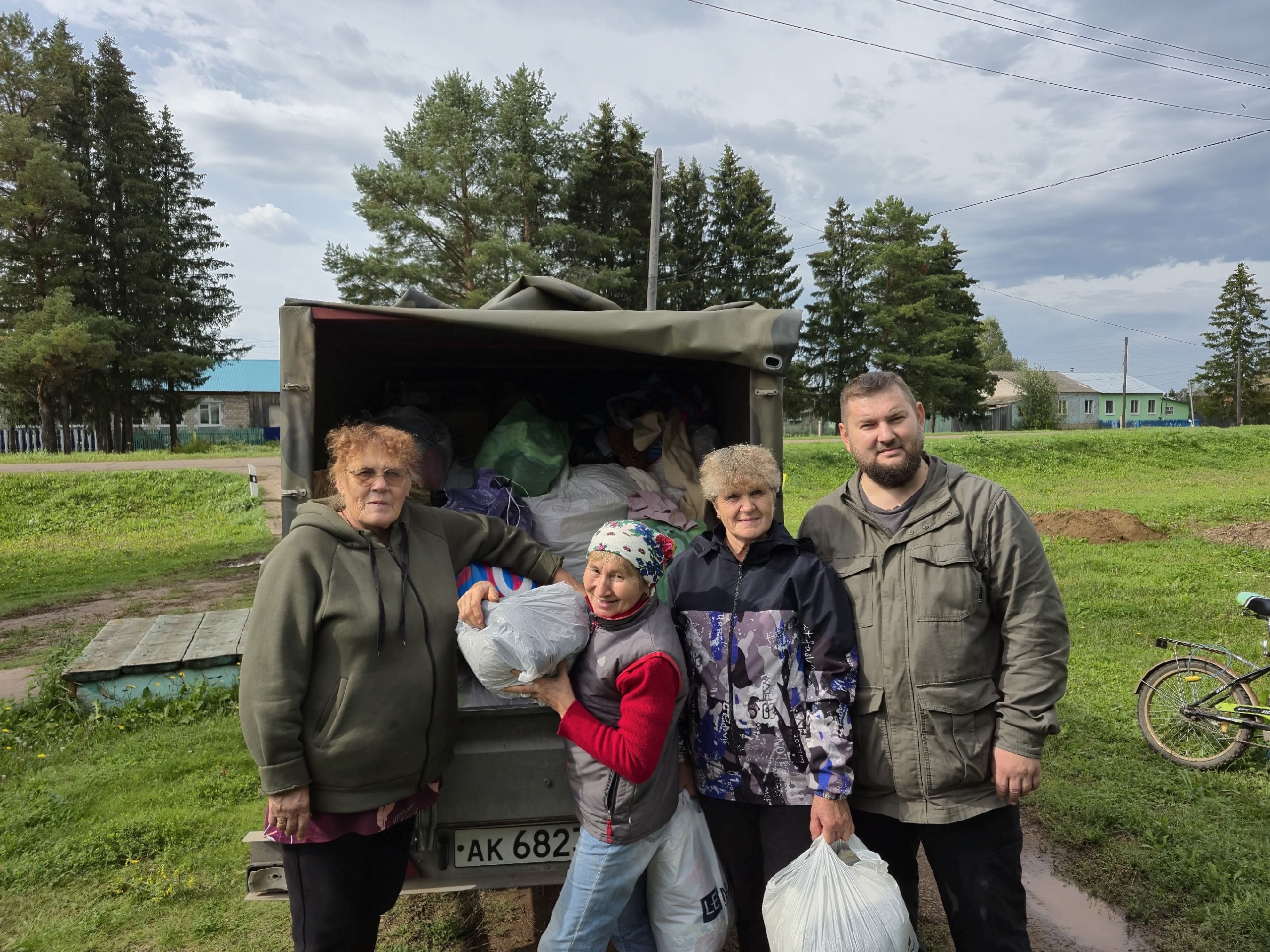 Гуманитарная помощь вещами нуждающимся людям